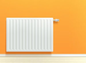 Radiateur blanc sur mur orange - Changer de radiateurs pour améliorer son confort à la maison