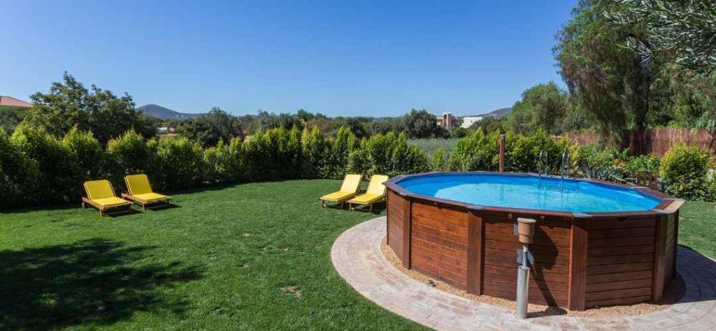 modèle de Piscine hors sol en bois dans un jardin