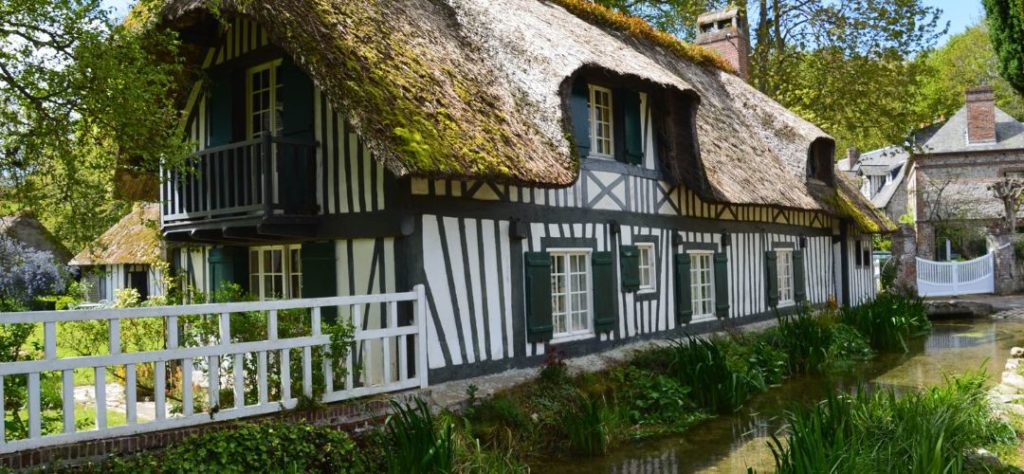 Maison Normande à colombages avec un toit de chaume