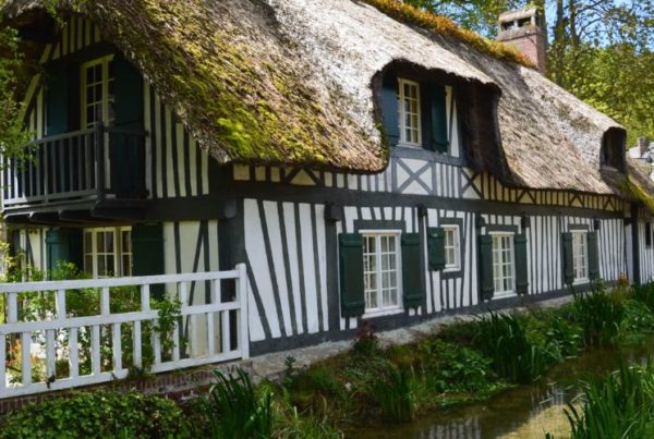 Maison Normande à colombages avec un toit de chaume