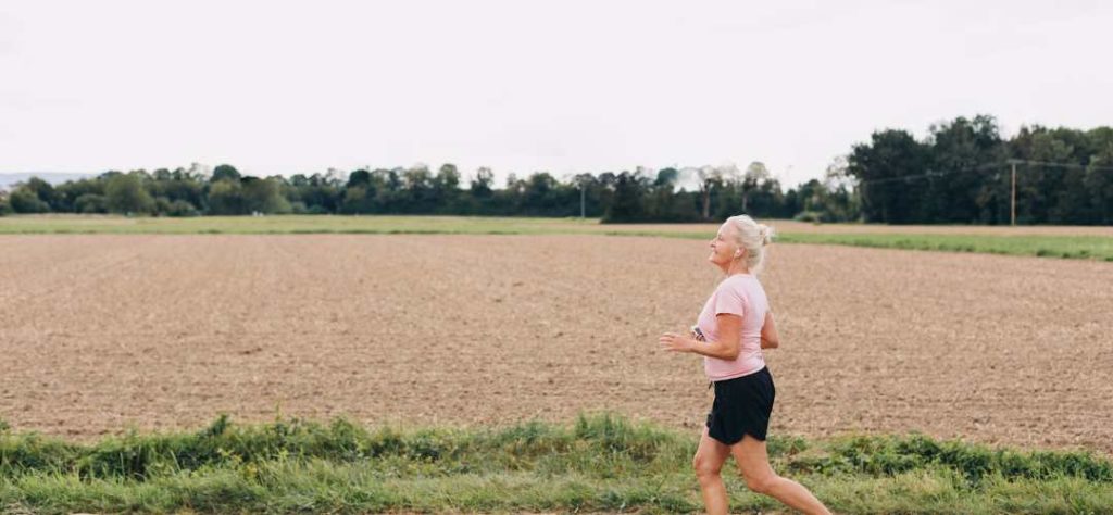 Femme de 70 ans qui court et fait du running