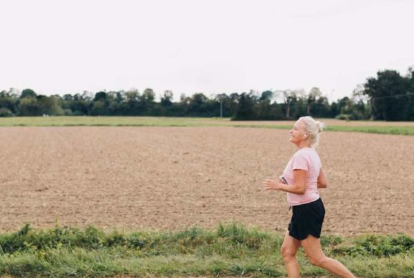 Femme de 70 ans qui court et fait du running