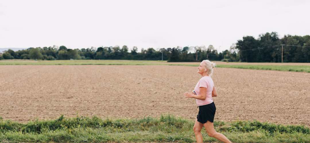 Femme de 70 ans qui court et fait du running
