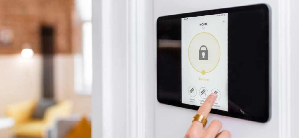 Installation d'un système d'alarme pour sécuriser une maison.