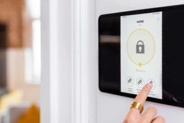 Installation d'un système d'alarme pour sécuriser une maison.
