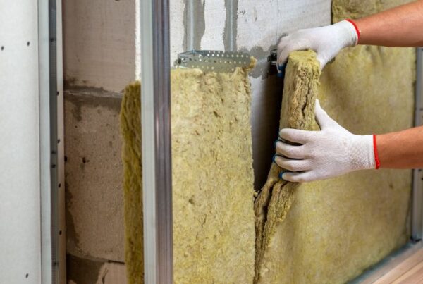 Illustration de la réduction des pertes de chaleur après isolation des murs avec placo et isolant