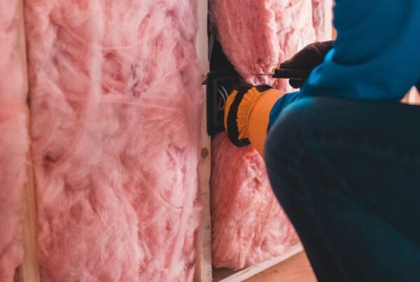 Pose d'un isolant phonique derrière une cloison en placo pour une isolation acoustique optimale
