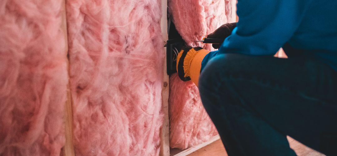 Pose d'un isolant phonique derrière une cloison en placo pour une isolation acoustique optimale