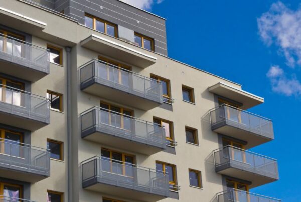Immeuble résidentiel moderne avec balcons : bien immobilier type pour investissement locatif