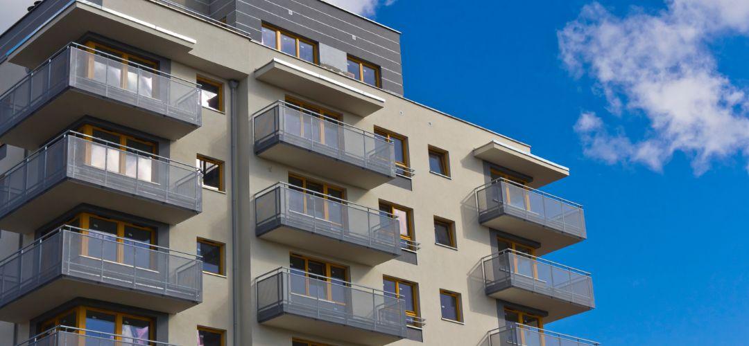 Immeuble résidentiel moderne avec balcons : bien immobilier type pour investissement locatif